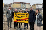 Bild Arjen ten Brinke, Geschäftsführer Ten Brinke Projektentwicklung GmbH & Co. KG, Christian Bernreiter, Bayerischer Staatsminister für Wohnen, Bau und Verkehr, Wirtschafts- und Wissenschaftsreferentin Dr. Andrea Heilmaier, Oberbürgermeister Marcus König, Ministerpräsident Dr. Markus Söder sowie Kristina Frank, Geschäftsführerin der Baunova Bayern GmbH, geben den Startschuss zur Fortführung der Bauarbeiten für das sogenannte „Schocken-Carré“ am Nürnberger Aufseßplatz.