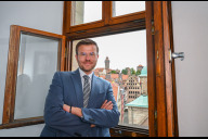 Bild Oberbürgermeister Marcus König – hier im Rathausmittelturm – lädt alle Interessierten zum Tag der offen Tür der Stadt Nürnberg vom 11. bis 13. Oktober 2024 ein. Der Rathausmittelturm kann am Sonntag, 13. Oktober 2024, besichtigt werden.