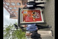 Bild Katja Strohhacker, Geschäftsführerin der Stadtreklame Nürnberg, Christian Vogel, Bürgermeister der Stadt Nürnberg, und Oberbranddirektor Volker Skrok, Leiter der Berufsfeuerwehr Nürnberg (v. l. n. r.), geben den Startschuss für eine besondere Poster-Aktion anlässlich des 150-jährigen Jubiläums der Berufsfeuerwehr Nürnberg.