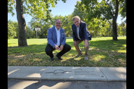 Bild Der Präsident der Astronomischen Gesellschaft in der Metropolregion Nürnberg e. V., Dr. Dieter Hölzl (rechts), stellt Bürgermeister Christian Vogel den Planetenweg in der Rechenberganlage vor.