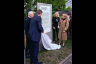 Bild Am Platz der Opfer des Faschismus hat die Stadt am Donnerstag, 8. Mai 2025, bei einer Gedenkveranstaltung eine neue Informationstafel der Öffentlichkeit übergeben; v. li.: Oberbürgermeister Marcus König, Ihor Terechow, Bürgermeister von Nürnbergs Partnerstadt Charkiw, Bürgermeisterin Prof. Dr. Julia Lehner und Dr. Christiane Dinges-Amiel, Bürgermeisterin der Partnerstadt Nizza.