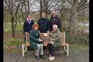 Bild Übergabe der neuen Plauderbank im Stadtpark an die Öffentlichkeit: hintere Reihe, von links: Anja-Maria Käßer, Leiterin Seniorenamt, Georg Reif, Vorsitzender Verein „Seniorenmagazin sechs+sechzig“, Bürgermeister und Erster Sör-Werkleiter Christian Vogel, vordere Reihe von links: Stadträtin Gabriele Penzkofer-Röhrl und "Bankpatin" Lisa Baumgartl.
