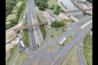 Bild Die Behelfsumfahrt an der Hafenstraße wird in den kommenden Wochen so weit fertiggestellt, dass sie für den Geradeausverkehr freigegeben werden kann. Trotz der weiterhin laufenden Arbeiten soll damit eine spürbare Entlastung an der Anschlussstelle Nürnberg Hafen-Ost erzielt werden.
