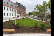 Bild Auch bei diesem Pocket Park setzt Sör auf ein Entwässerungskonzept nach dem Schwammstadtprinzip. Er wurde am Dienstag, 21. April 2026, der Öffentlichkeit übergeben. 