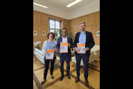 Bild Wohnungsmarktbeobachtung 2025: Nürnberg braucht mehr bezahlbare und passende Wohnungen (v. li.): Andrea Patla, Stab Wohnen im Geschäftsbereich des 3. Bürgermeisters, Dr. Nasser Ahmed, Bürgermeister für Wohnen, Bauen und Stadtentwicklung, sowie Colin Beyer, Quaestio – Forschung & Beratung GmbH.