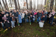 Bild Am heutigen Dienstag, 9. Dezember 2025, folgten der jährlichen Einladung der Stadt Nürnberg zur Pflanzaktion "Pro Baby ein Baum" mehr als 30 Familien. Jeder Baum steht für ein Kind, das im Jahr 2024 geboren wurde. Oberbürgermeister Marcus König, Bürgermeister Christian Vogel und Fachleute des Tiergartens der Stadt Nürnberg und des Amts für Ernährung, Landwirtschaft und Forsten haben die Aktion tatkräftig unterstützt.