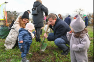 Bild Stellvertretend für alle 2023 geborenen Babys haben am Donnerstag, 28. November 2024, rund 20 Familien mit ihren Kindern gemeinsam mit Oberbürgermeister Marcus König und Forstmitarbeitern des Tiergartens junge Bäume gepflanzt.