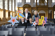 Bild Stefan Schindler, Vorstandsvorsitzender der Sparda Bank Nürnberg, Bürgermeisterin Prof. Dr. Julia Lehner, 
Weltklasse-Schlagzeuger Wolfgang Haffner und Rainer Pirzkall, kommissarischer Leiter des Projektbüros Kultur, präsentieren erste Einblicke in das Jahresprogramm des Projektbüro Kultur.