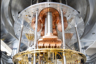 Bild Kryostat (Kühlgerät) des OpenSuperQ-Quantencomputers am Forschungszentrum Jülich.