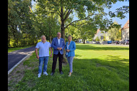 Bild Bürgermeister und Erster Sör-Werkleiter Christian Vogel (Mitte) übergibt gemeinsam mit dem 1. Vorsitzenden, Jörg Brunner, und der 3. Vorsitzenden Sandra Beeck vom Bürgerverein Nürnberg Jobst-Erlenstegen den letzten Bauabschnitt der Rechenberganlage der Öffentlichkeit.