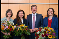 Bild Der Nürnberger Stadtrat hat in seiner Sitzung am Mittwoch, 23.Juli 2025, die drei berufsmäßigen Stadträtinnen (von links) Britta Walthelm, Cornelia Trinkl und Elisabeth Ries in ihrem Amt bis zum 30. September 2027 bestätigt. Oberbürgermeister Marcus König gratuliert.