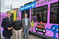 Bild Am Donnerstag, 9. Oktober 2025, startet die stadtweite
Kampagne „Respekt hat Effekt“ für mehr Rücksicht auf Nürnbergs Straßen und Wegen. Zum Auftakt haben (v. li.) Oberbürgermeister Marcus König, Magdalena Weigel, Vorstandsmitglied
der VAG Verkehrs­-Aktiengesellschaft, sowie Planungs-und Baureferent Daniel F. Ulrich eine im Kampagnendesign beklebte Straßenbahn am Plärrer vorgestellt.
