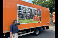 Bild Respekt Kampagne Wilder Müll auf Müllfahrzeugen: Britta Walthelm, Referentin für Umwelt und Gesundheit und Erste Werkleitung des Abfallwirtschaftsbetriebs Stadt Nürnberg, präsentierte am Freitag, 26. Juni 2026, einige Motive auf dem Gelände der Müllverbrennungsanlage.