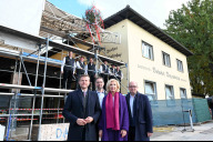 Bild Am Mittwoch, 15. Oktober 2025, fand im Beisein von (v. li.) Oberbürgermeister Marcus König, Planungs- und Baureferent Daniel F. Ulrich, Bürgermeisterin Prof. Dr. Julia Lehner und Thorsten Brehm, Referent für Finanzen, Personal und IT, sowie im Hintergrund Mitarbeiter der Zimmerei Karl Kern GmbH und Co. KG. das Richtfest des neuen Ankunfts- und Informationsorts „ehemaliger Bahnhof Dutzendteich“ statt.