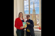 Bild Sozialreferentin Elisabeth Ries und Nicole Hummel vom Bündnis für Familie mit der neuen Broschüre „Gut leben in Nürnberg. Günstige und kostenlose Angebote für Familien“. 

