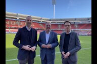 Bild Niels Rossow, Vorstand 1.FC Nürnberg, Bürgermeister Christian Vogel und Immanuel Geis von Proprojekt im Max-Morlock-Stadion.
