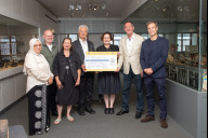 Bild Von links nach rechts: Asiye Kazanci, Dr. Thomas Eser und Gaby Schwaiger von den Museen der Stadt Nürnberg, Thomas Hörath und Klaus Küspert vom Lions Club Nürnberg-Noris mit Museumsleiterin Karin Falkenberg und Designer Chris Weinland.