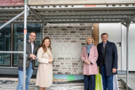 Bild Feierliche Schlusssteinlegung am Schulzentrum Südwest; v. re.: Oberbürgermeister Marcus König, Bürgermeisterin Prof. Dr. Julia Lehner, die Referentin für Schule und Sport, Cornelia Trinkl, und Planungs- und Baureferent Daniel F. Ulrich am Montag, 20. April 2026. 