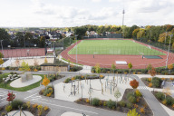 Bild Schulcampus Werderau: Der zweite Bauabschnitt, bestehend aus den Sporthallen, Außensportflächen sowie sonstigen Außenflächen, wurde am 15. Oktober 2025 an die Stadt übergeben. Am Montag, 10. November, fand die Einweihung des zweiten Bauabschnitts statt.