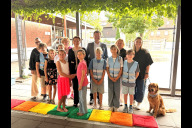 Bild Die Grundschule Laufamholz zeigt moderne pädagogische Konzepte: Gruppenbild im Pausenhof am Dienstag, 7. Juli 2026, mit Oberbürgermeister Marcus König (6. v. r.), Bildungsreferentin Cornelia Trinkl (7. v. r.), Schulamtsdirektorin Gabriele Kraußer (ganz links), Schulleiterin Yvonne Wohlleben (5. v. r.) sowie Streitschlichterinnen und Streitschlichtern auf der bunten Friedenstreppe mit Schulhund Bruno (ganz rechts).