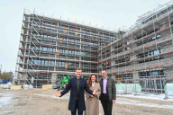 Bild Am Mittwoch, 4. Februar 2026, haben sich (v. li.) Oberbürgermeister Marcus König, Cornelia Trinkl, Referentin für Schule und Sport, und Planungs- und Baureferent Daniel F. Ulrich über den Baufortschritt des Schulzentrums Südwest informiert.