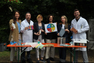 Bild Mitarbeiter der Fürst Gruppe gewähren einen Einblick in das diesjährige Programm des Science Camps; v. l.: Nadine Heinecke, Mitglied der Geschäftsleitung der Fürst Gruppe, ein Mitarbeiter der Fürst Gruppe (im weißen Laborkittel), Jana Stadlbauer, Leiterin der Abteilung für kulturelle und politische Bildung, Annekatrin Fries, Leiterin des Amtes für Kultur und Freizeit, Lea Kresin, Referentin Unternehmenskommunikation bei Schmitt + Sohn Aufzüge, sowie ein weiterer Mitarbeiter der Fürst Gruppe (im Laborkittel). 