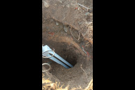 Bild In einem Pilotprojekt testet der Servicebetrieb Öffentlicher Raum Nürnberg derzeit drei verschiedene Sensortypen zur Erfassung der Bodenfeuchte, um Gießintervalle gezielt anpassen zu können. Dieser Sensor misst den Anteil an Wasser im Boden und zeigt an, wie viel Wasser für den Baum verfügbar ist.