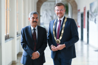 Bild Oberbürgermeister Marcus König hat den Träger des Internationalen Nürnberger Menschenrechtspreises von 2009, den iranischen Menschenrechtsanwalt Abdolfattah Soltani, im Rathaus empfangen.