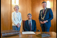 Bild Oberbürgermeister Marcus König hat zusammen mit Bürgermeisterin Prof. Julia Lehner den Träger des Internationalen Nürnberger Menschenrechtspreises von 2009, den iranischen Menschenrechtsanwalt Abdolfattah Soltani, im Rathaus empfangen. Dabei trug sich Soltani 14 Jahre nach der Preisverleihung, zu der ihn das iranische Regime nicht hat ausreisen lassen, bei dem Empfang in das Goldene Buch der Stadt ein.