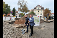 Bild Die Arbeiten für den neuen Pocket Park in der Frauenholzstraße in St. Johannis haben begonnen. Ferdinand Hirschfelder, Erster Vorsitzender des Bürgervereins St. Johannis-Schniegling-Wetzendorf e. V., und Bürgermeister und Erster Sör-Werkleiter Christian Vogel besiegelten den Baustart feierlich mit einem Spatenstich (v.l.n.r.).