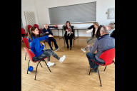 Bild Besuch der Demenz-Sportgruppe des Postsportvereins Nürnberg: Schul- und Sportreferentin Cornelia Trinkl (Mitte) nimmt am Training von Trainerin Katharina Hirschbeck (links) teil.