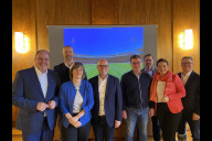 Bild v.l.n.r.: Bürgermeister Christian Vogel, FCN-Vorstand Nils Rossow, Umweltreferentin Britta Walthelm, Stadtkämmerer Thorsten Brehm, FCN-Vorstand Dieter Hecking, Baureferent Daniel F. Ulrich, Sportreferentin Cornelia Trinkl, FCN-Stabstellenleiter Stefan Heim