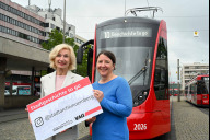 Bild Bürgermeisterin Prof. Dr. Julia Lehner und Magdalena Weigel, Vorstandsmitglied der Arbeitsdirektion VAG (von links), haben am Montag, 28. Juli 2025, den Startschuss für "Stadtgeschichte to go" im Fahrgast-TV des öffentlichen Nahverkehrs gegeben.