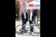 Bild Planungs- und Baureferent Daniel F. Ulrich (li.) eröffnet zusammen mit dem Direktor der AOK Mittelfranken, Horst Leitner, die 18. Auflage der Aktion Stadtradeln.