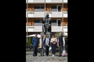 Bild v. l. n. r.: Rainer Pirzkall (Leitung Projektbüro), Dr. Walter Bauernfeind (Leitung Stadtarchiv Nürnberg), Gerda Peter (Geschäftsführung ESW – Evangelisches Siedlungswerk, Hauptsponsor 2026) und Beate Treffkorn (Leitung Unternehmenskommunikation Sparkasse Nürnberg, Hauptsponsor 2026) und Dr. Felix Schönrock (Stadtarchiv Nürnberg) bei der Eröffnungsführung der Stadt(ver)führungen zum Leben von Hans Sachs.