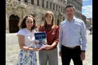 Bild Wirtschafts- und Wissenschaftsreferentin Dr. Andrea Heilmaier, Handels-Zukunftsforscherin Theresa Schleicher sowie Dominik Hilse, Stab Innenstadt, mit der neuen Standortbroschüre „Innenstadt Nürnberg: Der Erfolgsstandort für Handel & Gastronomie“ (v. l. n. r.). 