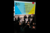 Bild Dr. Thomas Eser, Direktor der Museen der Stadt Nürnberg, Oberbürgermeister Marcus König, Dr. Ulrich Maly, Vorsitzender des Kuratoriums Dokuzentrum Reichsparteitagsgelände, und PD Dr. Imanuel Baumann, Leiter des Dokuzentrums Reichsparteitagsgelände, bei der Pressekonferenz zum Start des Probebetriebs der neuen Dauerausstellung.