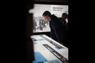 Bild Interessiert betrachtet Oberbürgermeister Marcus König historisches Quellenmaterial in der neuen Dauerausstellung.