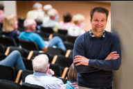 Bild Der Journalist und Referent Stefan Mey vor einem Vortrag.