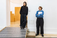 Bild Sung Tieu (li.) mit Dr. Harriet Zilch, Leiterin der Kunsthalle Nürnberg, 2024 in der Ausstellung "One Thousand Times" in der Kunsthalle Nürnberg.