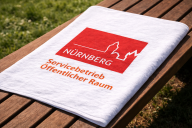 Bild Sör startet am morgigen Mittwoch, 1. April 2026, einen Pilotversuch mit einem digitalen Reservierungssystem für Parkbänke in stark frequentierten Grünanlagen. Teilnehmerinnen und Teilnehmer können als Dankeschön ein Sör-Handtuch erhalten.    