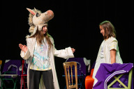 Bild „Mosaik­-Jugendpreis – Mit Vielfalt gegen Rassismus“ 2026: Das Nürnberger Schultheaterprojekt „Das was fehlt – Eine Übung im gemeinsamen Erinnern“ der Scharrer-­Mittelschule hat den 2. Preis erhalten. Die Schülerinnen der Scharrer-Mittelschule Tetiana und Mascha bei der Generalprobe.