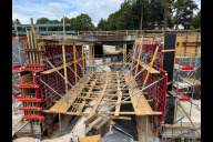 Bild Die Bauarbeiten am Thumenberger Weg laufen auf Hochtouren. Der Neubau der Bahnbrücke wurde im März 2026 begonnen. Nach Abschluss der Brückenbauarbeiten der Deutschen Bahn im Frühjahr 2027 wird Sör mit dem Bau der Stützwände beginnen.