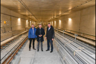 Bild Erweiterung der U-Bahn-Linie U3 (v. li.): Planungs- und Baureferent Daniel F. Ulrich, Oberbürgermeister Marcus König und Tim Dahlmann-Resing, Sprecher der VAG Verkehrs-Aktiengesellschaft, haben sich am heutigen Montag, 2. Februar 2026, über den aktuellen Stand der Baustelle am künftigen U-Bahnhof Gebersdorf informiert.