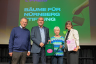 Bild Verleihung des Umweltpreises der Stadt Nürnberg 2026 im Künstlerhaus Nürnberg am Freitag, 2. Oktober 2026 (von links): der stellvertretender Vorsitzende der CSU-Stadtratsfraktion, Dr. Otto Heimbucher, als Vertreter des Oberbürgermeisters, sowie Mathias Schmidt und Margit Grüll von der Bäume für Nürnberg Stiftung und Britta Walthelm, Referentin für Umwelt und Gesundheit der Stadt Nürnberg.