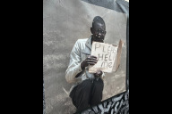 Bild Vandalismus und Diebstahl in der Open-Air-Ausstellung „Pictures for the Human Rights“ in Langwasser: Das Banner, das eine schwarze Person, die einen Hilferuf in Händen hält, zeigt, ist schwer beschädigt worden. 