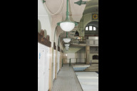 Bild Die Lampen im Volksbad stammen aus den 1980er-Jahren. Jetzt werden Sie verkauft. 