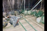 Bild Die alten Lampen des Volksbads warten auf Käufer. Aktuell werden sie im Becken von Schwimmhalle II zwischengelagert. 