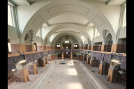 Bild Die Schwimmhalle I des Nürnberger Volksbads. Dort soll im 1. Stock das Spielgerät nach dem Test eingebaut werden.