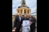 Bild Richtfest auf der Turm-Baustelle des Volksbads am Montag, 13. Oktober 2025: Von links: Der Geschäftsführer der NürnbergMesse, Peter Ottmann, Nürnbergs Oberbürgermeister Marcus König und Bürgermeister und Erster Werkleiter von NürnbergBad, Christian Vogel, auf der Turmspitze des wiedererrichteten Volksbadturms.

